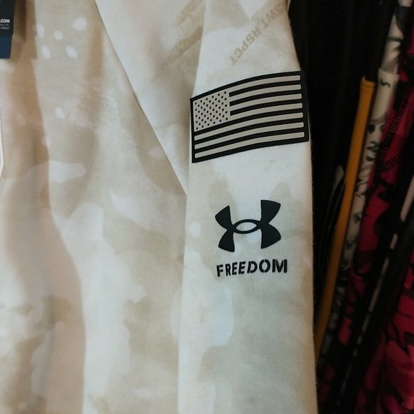 Nwt Men MEDIUM Under Armour Project Rock Veterans Day Hoodie 1367097 USA Troops - Picture 5 of 8